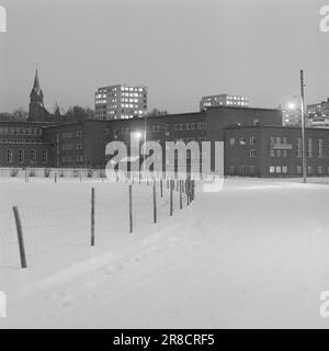 Réel 12-4-1960: C'était un samedi soir le samedi soir révèle la richesse et la pauvreté, le bonheur et le désir. Mais samedi Norvège offre une myriade de grands et petits événements. Sur les pages suivantes, vous trouverez nos prises d'un samedi d'hiver froid dans différentes villes. Photo: Ivar Aaserud / Sverre A. Børretzen / Aktuell / NTB ***PHOTO NON TRAITÉE*** Banque D'Images