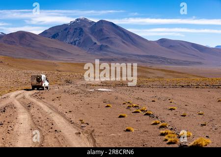 Vivre le rêve de l'aventure : conduire la route pittoresque de la lagune à travers la réserve nationale isolée de faune Andina Eduardo Avaroa dans l'Altiplano bolivien Banque D'Images