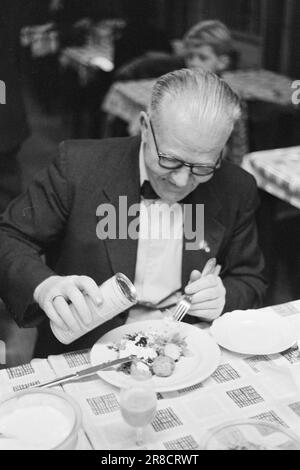 Courant 52-2-1960: Chou-fleur la côtelettes de Noël chlorophylle est une fête cette année la fête de compagnie a eu lieu dans le restaurant de la nourriture crue sous la devise: "Bien-être dans le lieu de travail. Pour combattre la cardialgie, les bûcherons et la mauvaise haleine. Photo: Sverre A. Børretzen / Aktuell / NTB ***PHOTO NON TRAITÉE*** Banque D'Images