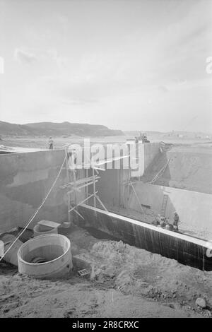 Courant 27-10-1960: La rivière est déplacée pour que les avions arrivent. Une subvention de l'OTAN de 40 millions pour le développement de l'aéroport de Værnes à Stjørdal.photo Sverre A. Børretzen: Aktuell / NTB ***photo non traitée*** Banque D'Images