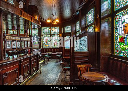 Intérieur du pub Champion à l'angle d'Eastcastle Street et Wells Street, Fitzrovia, Londres Banque D'Images