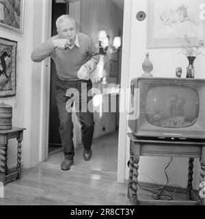 Actuel 40-5-1960: Plus jamais dormir le plus grand passionné de télévision de Norvège Kjell Aukrust passe maintenant 23 heures par jour devant le téléviseur. Pour la dernière heure, il conduit une voiture. Il a utilisé sa dernière force pendant les Jeux Olympiques. De même, c'est sa langue de choix : jamais plus de sommeil. Photo: Aage Storløkken / Aktuell / NTB ***PHOTO NON TRAITÉE*** Banque D'Images