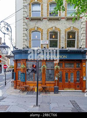 Extérieur du pub Champion à l'angle d'Eastcastle Street et Wells Street, Fitzrovia, Londres Banque D'Images