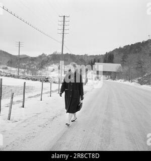 Réel 6-7-1960: Sur de vieux placettes Anne-Marie Rockefeller de Søgne – transformée en Mme Rockefeller de New York – a rendu hommage à son village natal par une visite rapide. Photo: Aage Storløkken / Aktuell / NTB ***PHOTO NON TRAITÉE*** Banque D'Images