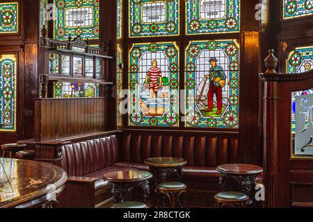 Intérieur du pub Champion à l'angle d'Eastcastle Street et Wells Street, Fitzrovia, Londres Banque D'Images