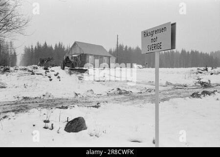 Courant 2-8-1960: Grense pousse ensemble au milieu de la frontière entre la Norvège et la Suède, la petite chapelle constitue un défi pour toutes les divisions artificielles. Pour les sitres sur ces bords, la frontière n'est rien de plus qu'une rue de dix mètres de large à travers la forêt. Ils ont le même long chemin jusqu'à l'endroit densément peuplé le plus proche en Suède qu'en Norvège. Photo: Sverre A. Børretzen / Aktuell / NTB ***PHOTO NON TRAITÉE*** Banque D'Images