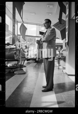 Réel 41-8-1960 : Une voiture, s'il vous plaît! Bon conseil lorsque vous achetez une nouvelle voiture pour la première fois. Photo: Aktuell / NTB ***PHOTO NON TRAITÉE*** Banque D'Images