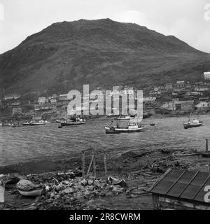 Réel 20-3-1947: Honningsvåg'entre les casernes et les montagnes le long de la mer...' Lorsque les « départements de construction » allemands ont quitté Honningsvåg, seule la minuscule église en bois est restée et a témoigné que Honningsvåg était une petite communauté prospère, le plus grand village de pêcheurs de West Finnmark. Comment se fait-il dans Honningsvåg aujourd'hui, près de trois ans après que les Allemands ont commencé leurs ravages dans Finnmark? Comment va-t-il réellement avec la restauration controversée dans le Nord? Photo : Th. Skotaam / Aktuell / NTB ***PHOTO NON TRAITÉE*** Banque D'Images