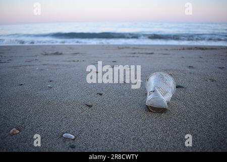 Déchets de plastique jetés sur la plage Banque D'Images