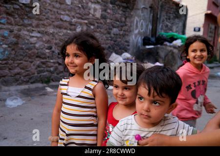 Les enfants réfugiés syriens posent. Selon les chiffres du Haut Commissariat des Nations Unies pour les réfugiés (HCR), le 20 juin, Journée mondiale des réfugiés, il y a 108,4 millions de réfugiés dans le monde. La plupart des réfugiés sont des femmes et des enfants. Türkiye est l'un des pays qui accueille des réfugiés. En mai 2023, le nombre de réfugiés en Turquie a atteint 3 millions 381 mille personnes. La plupart des réfugiés en Turquie sont des citoyens syriens en raison de la proximité de la région. La pression sur les réfugiés a augmenté ces derniers temps. De temps à autre, ils sont opprimés par des groupes racistes ou ils sont soumis Banque D'Images