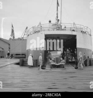 Courant 17-2-1947: Arendal, berceau de l'art de vivre Arendal, également appelé la « Venise du Nord » a été pendant plus de 100 ans la principale ville maritime en Norvège. Les voiliers de la ville ont été trouvés sur toutes les mers, et la ville et le quartier ont semé la vie quand les navires sont revenus à la maison en automne avec des charges lourdes. L'apogée d'Arendal s'est terminée à la fin du 19th siècle par un grave krach bancaire qui a créé une détresse et une misère sans précédent. Des gens de petite classe ont organisé des associations de « solidarité » pour s'occuper de leurs intérêts, et « la bande côtière douce » est devenue pour un temps le centre du soc Banque D'Images