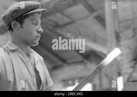 Courant 09-1950: Prêt pour le printemps. Le plus grand fabricant de machines agricoles du pays, l'usine de Kverneland à temps sur Jæren, également makessmaller, mais des outils agricoles très nécessaires. Photo: Sverre A. Børretzen / Aktuell / NTB ***photo non traitée*** Banque D'Images