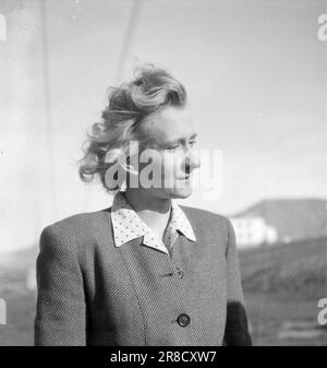 Courant 19-4-1947: Femme anglaise à SvalbardÉloise pour les nuits polaires à Svalbard Mme Kitty Thorbergsen a rencontré l'amour à Londres quand elle a travaillé comme dame de bureau au ministère britannique de l'Aviation. Dans le pensionnat où elle vivait, le Norvégien Per Thorbergsen finit par s'installer, et de la musique douce survit. Maintenant, ils sont mariés, ont des enfants, et vivent à Svalbard, où PER est actuellement en poste. Le Kitty Thorbergsen, âgé de 27 ans, doit être considéré comme la mariée de guerre la plus septentrionale du monde. Elle est originaire de l'Oxfordshire en Angleterre, et pendant la guerre elle a rencontré son mari à Londres, où elle était une de Banque D'Images