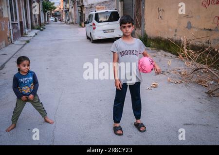 19 juin 2023, Izmir, Turquie: Les enfants réfugiés syriens posent pour une photo. Selon les chiffres du Haut Commissariat des Nations Unies pour les réfugiés (HCR), le 20 juin, Journée mondiale des réfugiés, il y a 108,4 millions de réfugiés dans le monde. La plupart des réfugiés sont des femmes et des enfants. Türkiye est l'un des pays qui accueille des réfugiés. En mai 2023, le nombre de réfugiés en Turquie a atteint 3 millions 381 mille personnes. La plupart des réfugiés en Turquie sont des citoyens syriens en raison de la proximité de la région. La pression sur les réfugiés a augmenté ces derniers temps. De temps en temps, ils sont oppré Banque D'Images