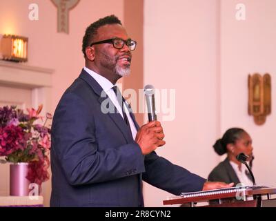Chicago, Illinois, États-Unis. 20th mai 2023 le maire de Chicago nouvellement élu, Brandon Johnson, prend la parole lors d'un événement célébrant sa première semaine en fonction à la New Life Sainteté Church, dans le quartier d'Austin, sur le côté ouest de la ville. Banque D'Images