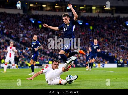 Billy Gilmour en Écosse et Solomon Kvirkvelia en Géorgie se battent pour le bal lors du match a de l'UEFA Euro 2024 Qualifying Group À Hampden Park, Glasgow. Date de la photo: Mardi 20 juin 2023. Banque D'Images