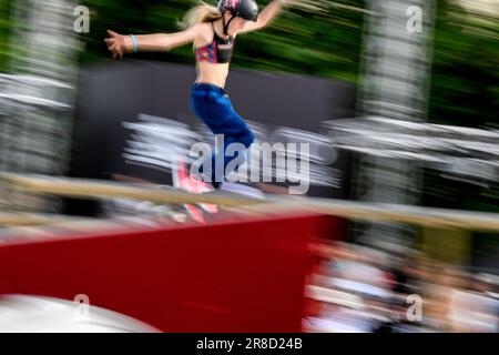 Rome, Italie. 21st juin 2023. Chloe Covell d'Australie trains pendant le World Skateboarding Tour Rome Street 2023 à Rome, Parc Colle Oppio, 20 juin 2023. Credit: Insidefoto di andrea staccioli/Alamy Live News Banque D'Images