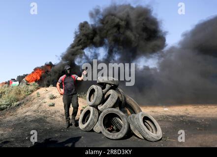 Gaza, Palestine. 19th juin 2023. Un manifestant palestinien se tient près de la barrière frontalière avec Israël, à l'est de la ville de Gaza, lors d'une manifestation contre un raid militaire israélien sur Djénine, en Cisjordanie. (Credit image: © Yousef Masoud/SOPA Images via ZUMA Press Wire) USAGE ÉDITORIAL SEULEMENT! Non destiné À un usage commercial ! Banque D'Images