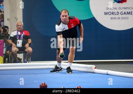 Berlin, Allemagne. 20th juin 2023. Un athlète de Bocce de Gibraltar participe aux Jeux Olympiques spéciaux du monde d'été Berlin 2023 au centre de conférence Messe. Les Jeux de Berlin de 2023 accueillent 7000 athlètes ayant des difficultés d'apprentissage provenant de près de 190 pays. Special Olympics est un organisme de bienfaisance international qui vise à inclure les personnes ayant des difficultés d'apprentissage dans le domaine des sports olympiques. Berlin 2023 est le plus grand événement sportif et caritatif de 2023. Crédit : SOPA Images Limited/Alamy Live News Banque D'Images