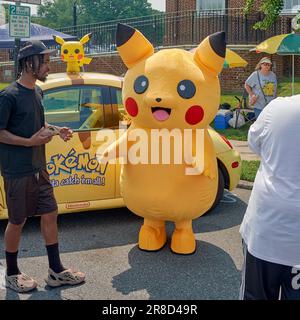Un cojoueur habillé comme Pokemon personnage Pikachu au Dover Comic con, Douvres, Delaware USA 2023. Banque D'Images