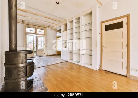 l'intérieur d'une maison avec parquet et un foyer ouvert au milieu de la pièce à droite Banque D'Images