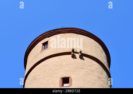 Le côté d'un château haut tour Banque D'Images