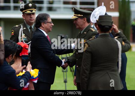 Bogota, Colombie. 20th juin 2023. Le président colombien Gustavo Petro (L) tremble la main avec le directeur général de police colombien William Rene Salamanca (R) lors de la promotion au général du directeur de police William Rene Salamanca, à l'Académie générale de police de Santander à Bogota (Colombie) sur 20 juin 2023. Photo de: CHEPA Beltran/long Visual Press crédit: Long Visual Press/Alay Live News Banque D'Images