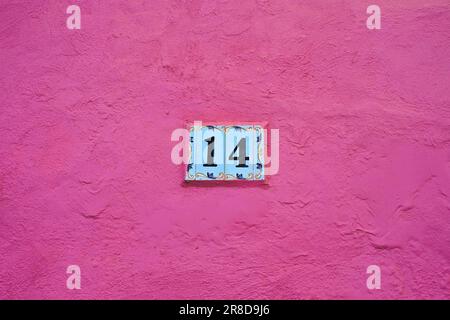 Numéro 14, quatorze, un numéro de maison décorative sur tuiles en Espagne Banque D'Images