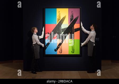 LONDRES, ROYAUME-UNI - 20 JUIN 2023 : les maîtres d'art tiennent un imprimé incliné «couteaux» par Andy Warhol (est. £1 500 000 – 2 000 000) lors d'une séance photo à la maison de vente aux enchères de Christie présentant les faits saillants de la vente en soirée du 20th/21st siècle à Londres, au Royaume-Uni, sur 20 juin 2023. La série de vente aux enchères d’œuvres d’art Christie’s 20th/21st Century rend hommage aux chefs-d’œuvre de plus de 100 ans de créativité et d’innovation, présentés sur quatre ventes en direct et en ligne dans le centre artistique international de Londres en juin. (Photo de Wiktor Szymanowicz/NurPhoto) Banque D'Images