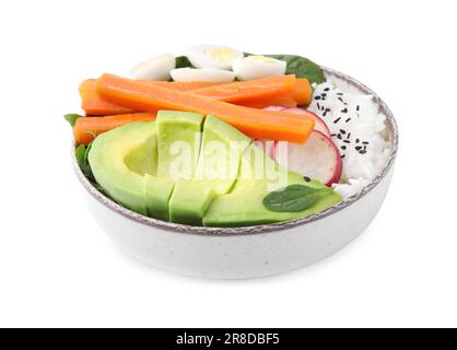 Délicieux poke bol avec basilic, œufs, avocat et légumes isolés sur blanc Banque D'Images
