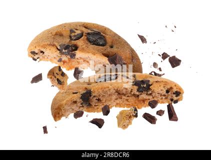 Délicieux biscuits aux pépites de chocolat tombant sur fond blanc Banque D'Images