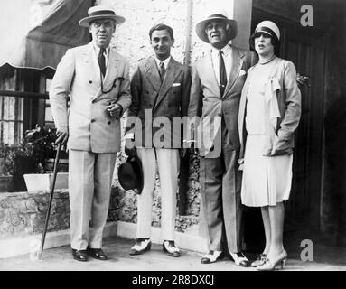 Miami, Floride: c. 1929 les notables qui ont assisté à l'ouverture de la Miami Race Meeting pour fixer les dates de la saison des courses hippiques étaient J.M. Smoot, de New York, président du Miami Jockey Club; l'auteur-compositeur Irving Berlin; Sailing Baruch, frère de Bernard Baruch; et Mme J.M. Smoot. Banque D'Images