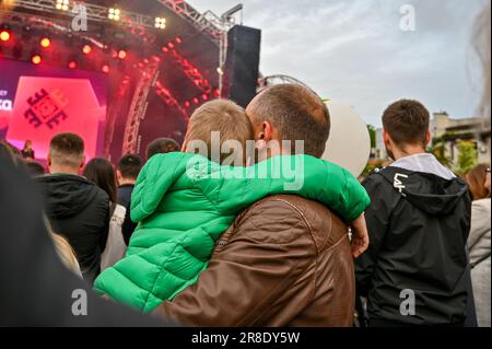 Non exclusif: LVIV, UKRAINE - 17 JUIN 2023 - Un homme tient un garçon pendant le festival Ukrainian Song Project 2023 à Lviv, Ukraine occidentale. Banque D'Images
