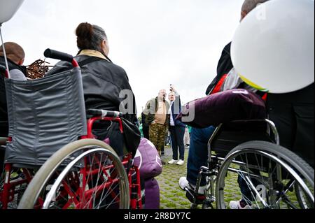 Non exclusif: LVIV, UKRAINE - 17 JUIN 2023 - des spectateurs sont photographiés pendant le festival Ukrainian Song Project 2023 à Lviv, dans l'ouest de l'Ukraine. Banque D'Images