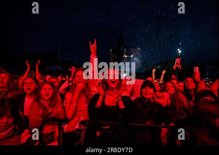 Non exclusif: LVIV, UKRAINE - 17 JUIN 2023 - les spectateurs brave la bruine lors du festival Ukrainian Song Project 2023 à Lviv, dans l'ouest de l'Ukraine. Banque D'Images