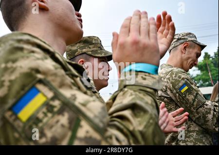 Non exclusif : LVIV, UKRAINE - 17 JUIN 2023 - les militaires applaudissent lors du festival Ukrainian Song Project 2023 à Lviv, dans l'ouest de l'Ukraine. Banque D'Images