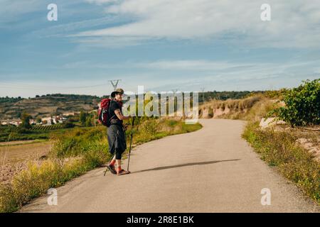 NAVARRE, ESPAGNE - OCTOBRE 2022 pèlerin marchant en français Camino Frances à Saint-Jacques-de-Compostelle. Photo de haute qualité Banque D'Images