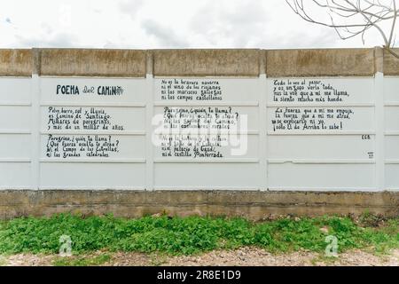 NAVARRE, ESPAGNE - OCTOBRE 2022 pèlerin marchant en français Camino Frances à Saint-Jacques-de-Compostelle. Photo de haute qualité Banque D'Images