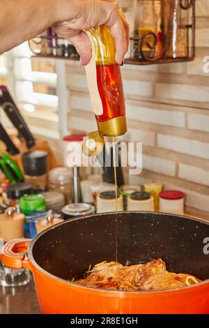 Délices salés : succulent bœuf maison, savamment poêlé sur une cuisinière à gaz, avec une touche de miel. Banque D'Images