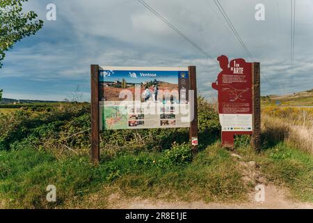 NAVARRE, ESPAGNE - OCTOBRE 2022 pèlerin marchant en français Camino Frances à Saint-Jacques-de-Compostelle. Photo de haute qualité Banque D'Images