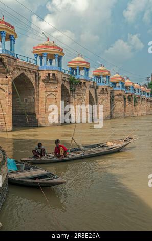 03-oct-2005 le pont Shahi ou le pont Munim Khan ou le pont Akbari l'architecture afghane sur la rivière Gomti Jaunpur Uttar Pradesh INDE Banque D'Images