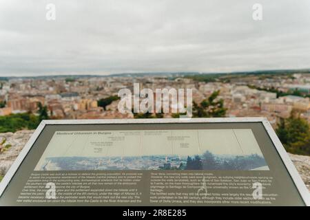 Burgos, Espagne - juin, 2021 carte vue sur le château médiéval de Burgos. Photo de haute qualité Banque D'Images