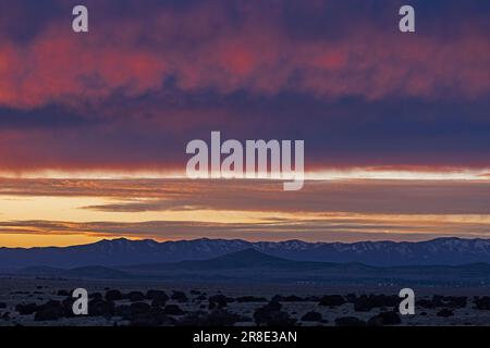 États-Unis, Nouveau-Mexique, Santa Fe, coucher de soleil spectaculaire sur le paysage désertique de Cerrillos Hills State Park Banque D'Images