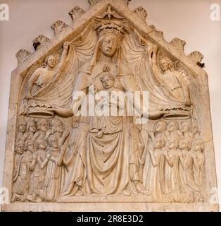 NAPLES, ITALIE - 24 AVRIL 2023 : le relief en marbre de Madonna avec les saints dans l'église Chiesa di San Pietro Martyre par l'artiste inconnu de 15. cent. Banque D'Images