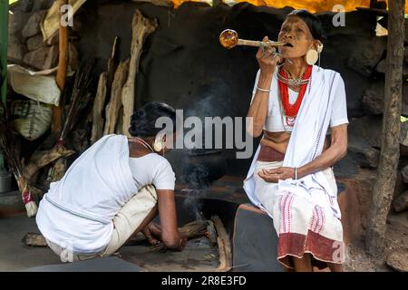 L'image de la femme tribale de Lazia Sura a été prise dans le village d'Odisha, en Inde Banque D'Images