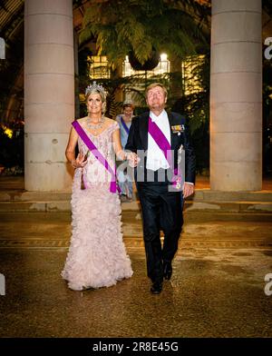 BRUXELLES - 20/06/2023, le roi Willem-Alexander et la reine Maxima ainsi que le roi belge Philippe et la reine Mathilde visitent le jardin d'hiver après le banquet d'État au château de Laeken le premier jour de la visite d'État en Belgique. Le couple royal visitera le pays, à l'invitation du roi de Belgique Philippe et de la reine Mathilde, et visitera, outre Bruxelles, Waterloo, Louvain et Anvers. ANP POOL PATRICK VAN KATWIJK pays-bas hors - belgique hors Banque D'Images