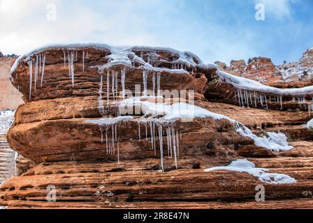 États-Unis, Utah, Springdale, parc national de Zion, glaçons suspendus à la roche dans les montagnes Banque D'Images