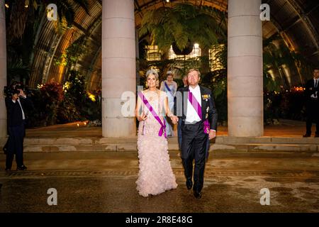 BRUXELLES - 20/06/2023, le roi Willem-Alexander et la reine Maxima ainsi que le roi belge Philippe et la reine Mathilde visitent le jardin d'hiver après le banquet d'État au château de Laeken le premier jour de la visite d'État en Belgique. Le couple royal visitera le pays, à l'invitation du roi de Belgique Philippe et de la reine Mathilde, et visitera, outre Bruxelles, Waterloo, Louvain et Anvers. ANP POOL PATRICK VAN KATWIJK pays-bas hors - belgique hors Banque D'Images