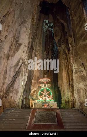 Statue de Bouddha assise dans la grotte des montagnes de marbre à Da Nang, Vietnam. Banque D'Images