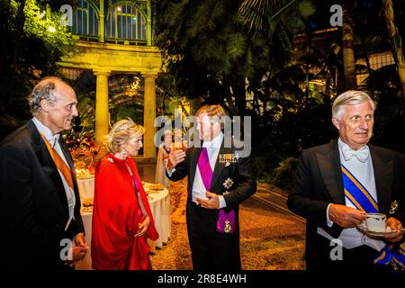 BRUXELLES - 20/06/2023, le roi Willem-Alexander et la reine Maxima ainsi que le roi belge Philippe et la reine Mathilde visitent le jardin d'hiver après le banquet d'État au château de Laeken le premier jour de la visite d'État en Belgique. Le couple royal visitera le pays, à l'invitation du roi de Belgique Philippe et de la reine Mathilde, et visitera, outre Bruxelles, Waterloo, Louvain et Anvers. ANP POOL PATRICK VAN KATWIJK pays-bas hors - belgique hors Banque D'Images